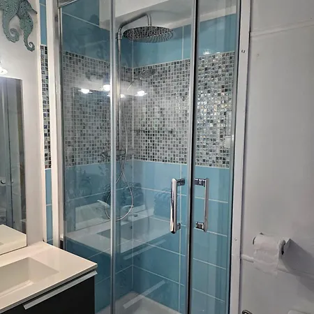 La Vue En Bleu. 아그