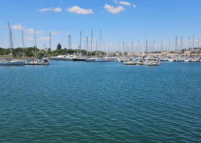 La Vue En Bleu. * アグド