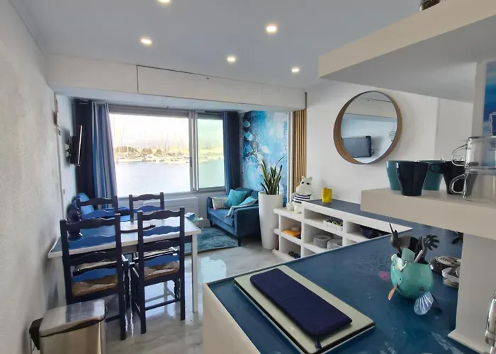 La Vue En Bleu. * アグド